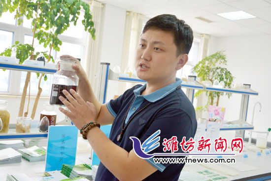 王曉凱正在介紹&ldquo;旱地寶&rdquo;的優(yōu)勢(shì)。